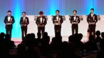 坂井騎手「勝てるレースは全部勝つ」＝ＪＲＡ賞授賞式