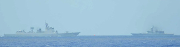 射撃訓練を行う中国の艦船