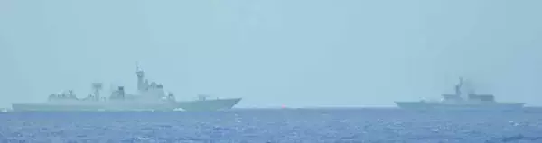 射撃訓練を行う中国の艦船