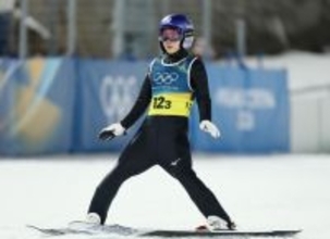 ２回目の飛躍を終えた高梨　五輪