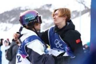 健闘をたたえ合う長谷川ら　五輪