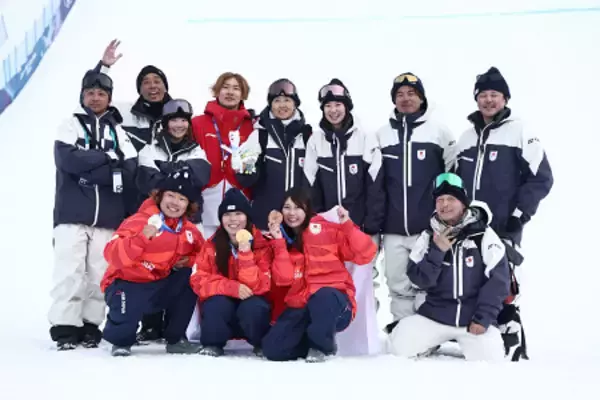 記念撮影する日本チームら　五輪