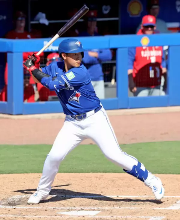 打席に立つ岡本　大リーグ