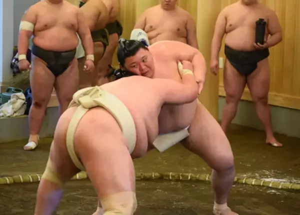 琴桜と相撲を取る大の里　大相撲