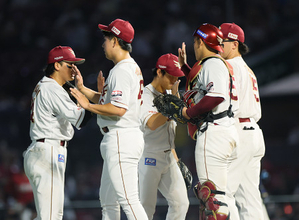 喜ぶ楽天ナイン　プロ野球