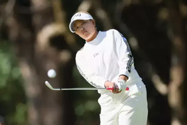 鈴木のショット　女子ゴルフ