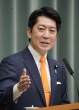 会見する佐藤官房副長官