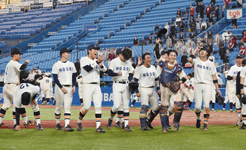 喜ぶ法大の選手　東京六大学野球