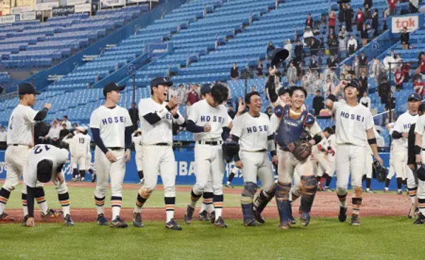 喜ぶ法大の選手　東京六大学野球