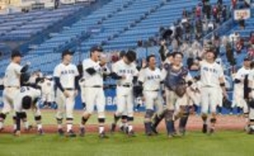 喜ぶ法大の選手　東京六大学野球