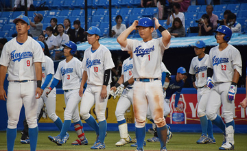 厳しい表情の青学大　野球