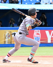 適時打を放つ慶大の今津　野球