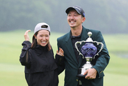 笑顔の岩崎と真衣さん　男子ゴルフ