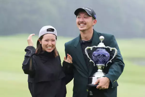 笑顔の岩崎と真衣さん　男子ゴルフ