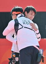 決勝で健闘をたたえ合う中西
