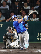 ソロ本塁打を放つ牧　プロ野球ＣＳ