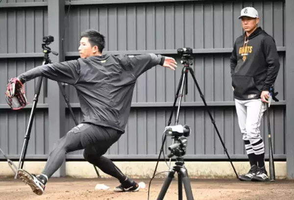 シャドーピッチングする戸郷　プロ野球