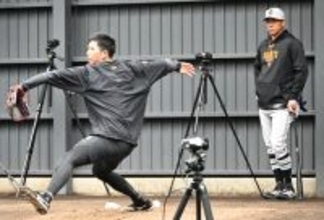 シャドーピッチングする戸郷　プロ野球