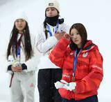 「表彰式で涙を拭う小野　五輪」の画像1