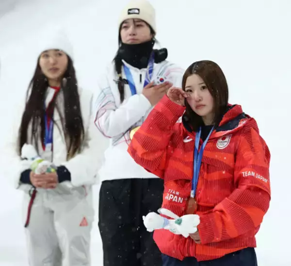 表彰式で涙を拭う小野　五輪