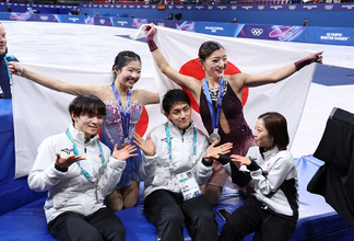 記念撮影する坂本ら　五輪