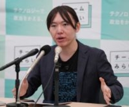 記者会見するチームみらいの安野党首