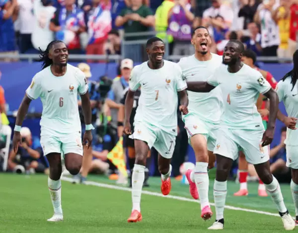 喜ぶデンベレら　Ｗ杯サッカー