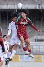 競り合う臼井と梅原　高校サッカー