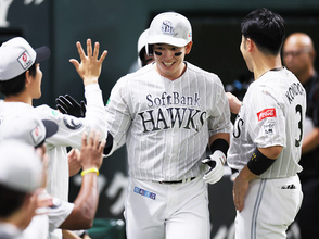 祝福される栗原　プロ野球