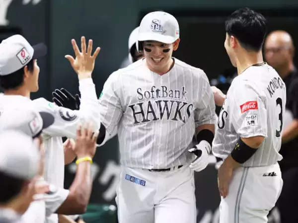 祝福される栗原　プロ野球