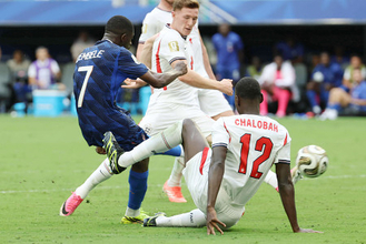 ゴールを決めるデンベレ　Ｗ杯サッカー