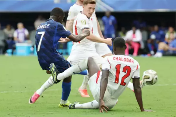 ゴールを決めるデンベレ　Ｗ杯サッカー