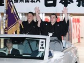 優勝パレードに出発する安青錦