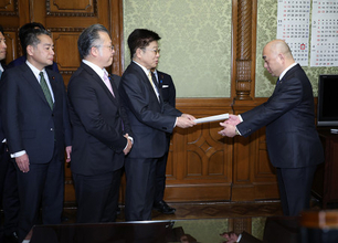 衆院定数削減法案を提出する加藤氏ら