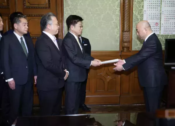 衆院定数削減法案を提出する加藤氏ら