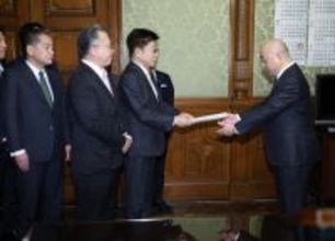 衆院定数削減法案を提出する加藤氏ら