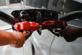 ガソリン下落、１５５円７０銭＝原油安で８週連続