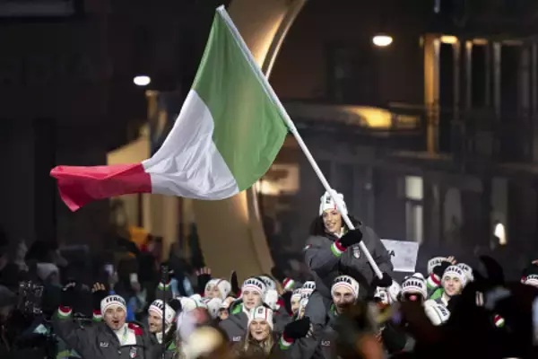 行進するイタリア選手団　五輪