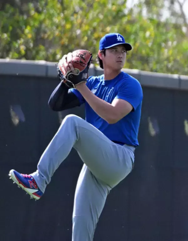 キャッチボールする大谷　大リーグ