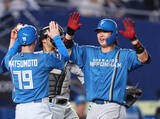 「迎えられる進藤　プロ野球」の画像1