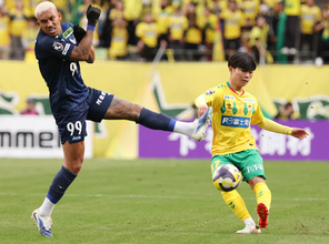 パスを出す姫野　Ｊリーグ