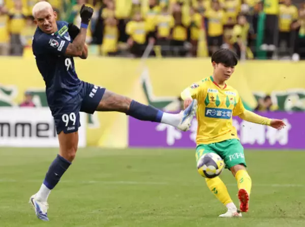 パスを出す姫野　Ｊリーグ