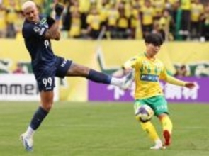 パスを出す姫野　Ｊリーグ