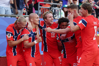 喜ぶノルウェーイレブン　Ｗ杯サッカー