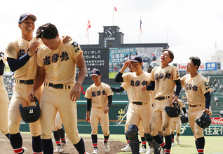 悔しがる遊学館の選手　高校野球