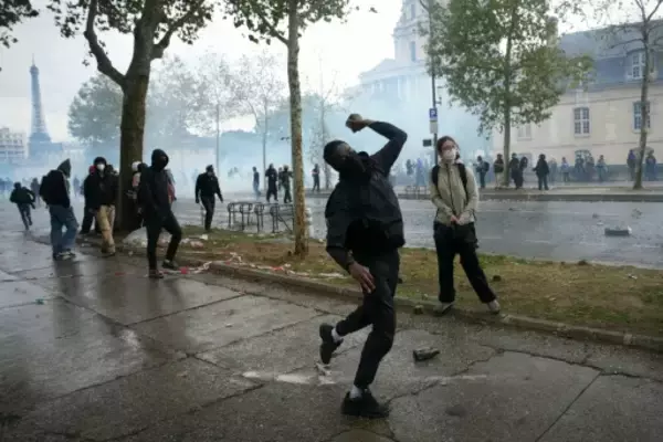 マクロン仏大統領、高校生デモが政治勢力に「利用されている」と発言　首相は極左を名指し