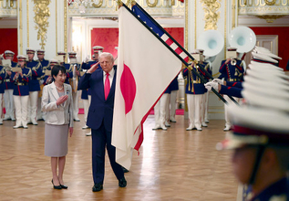 栄誉礼を受けるトランプ米大統領