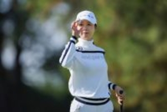 バーディーを決める金沢　女子ゴルフ