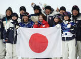 「記念撮影する小野ら　五輪」の画像1