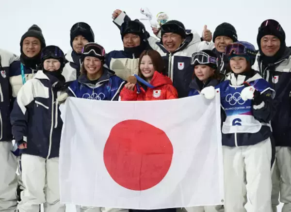 記念撮影する小野ら　五輪